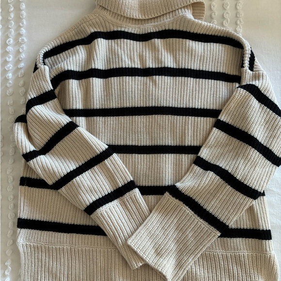 Striped sweater from the store Shop Thursday in Toronto - Picture 3 of 5